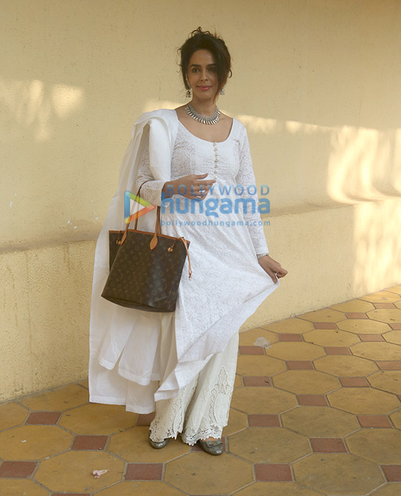 photos mallika sherawat spotted in bandra 3