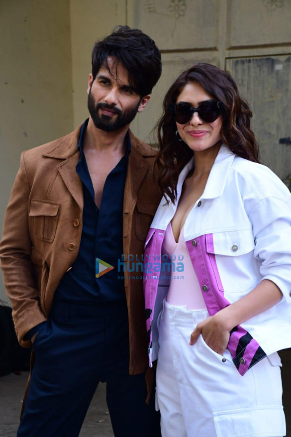 photos mrunal thakur and shahid kapoor pose together as they promote their film jersey 2