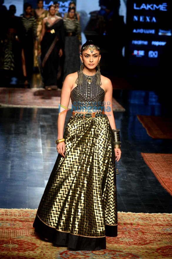 photos mrunal thakur walks for jj valaya show at lakme fashion week 2021 3