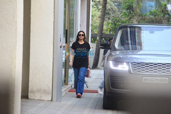 photos parineeti chopra snapped at t series office in andheri 5