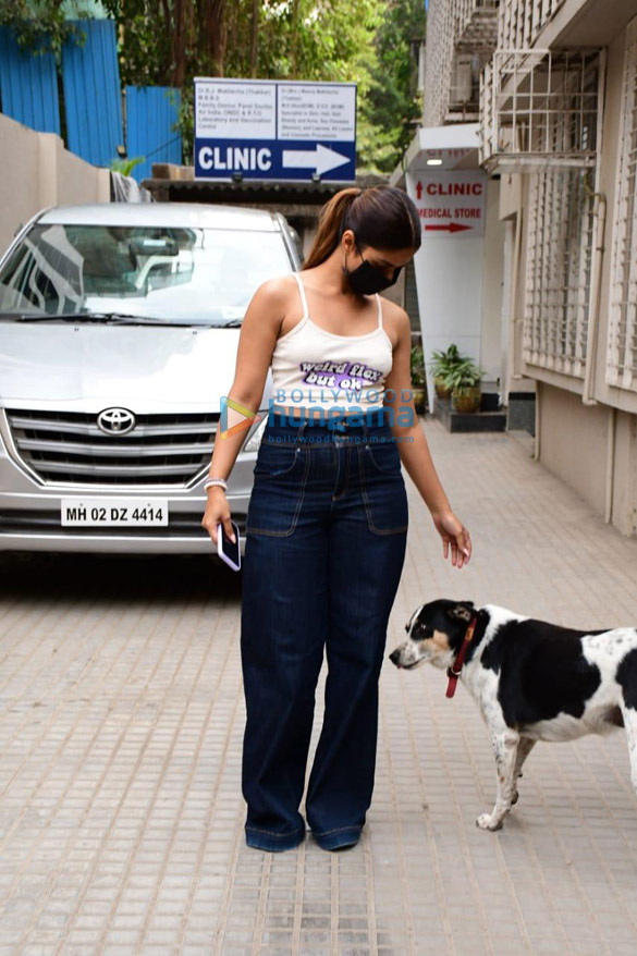 photos pranutan bahl and zareen khan snapped in juhu 3