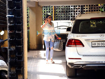 Photos: Rakul Preet Singh poses for the paparazzi as she gets snapped in Bandra