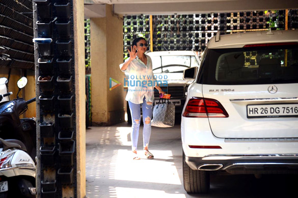 photos rakul preet singh poses for the paparazzi as she gets snapped in bandra 2