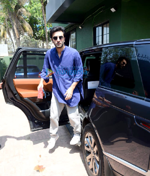 Photos: Ranbir Kapoor snapped in Andheri Photos: Ranbir Kapoor snapped in Andheri