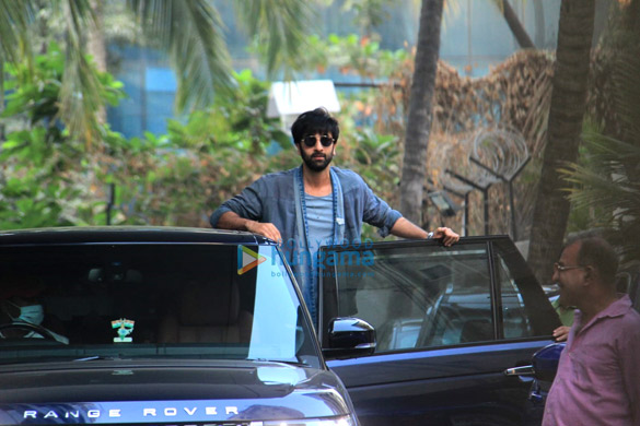 Photos Ranbir Kapoor sports a rugged look as he gets spotted at T-Series office in Andheri (3)