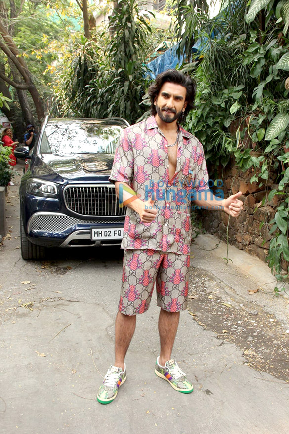 Photos: Ranveer Singh poses for the paparazzi as he gets snapped outside Krome studio in Bandra Photos: Ranveer Singh poses for the paparazzi as he gets snapped outside Krome studio in Bandra