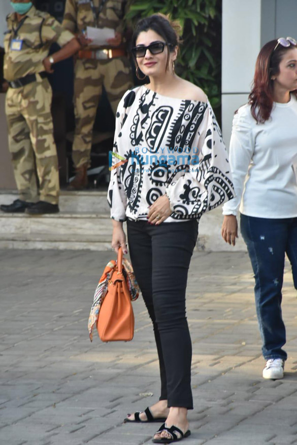 Photos: Raveena Tandon and Sanjay Dutt clicked at Kalina Airport Photos: Raveena Tandon and Sanjay Dutt clicked at Kalina Airport