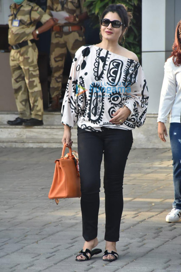 photos raveena tandon and sanjay dutt clicked at kalina airport 2