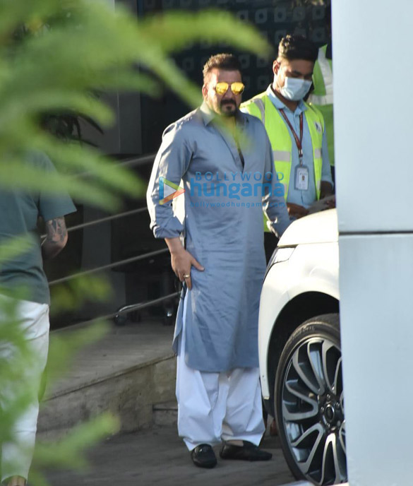 photos raveena tandon and sanjay dutt clicked at kalina airport 6