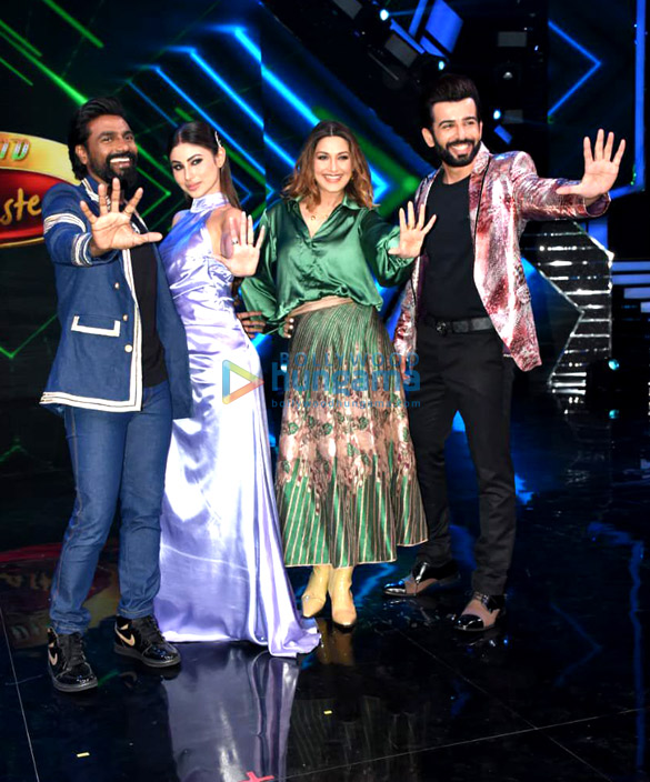 photos remo dsouza mouni roy sonali bendre and jay bhanushali pose on the sets of did lil master 3