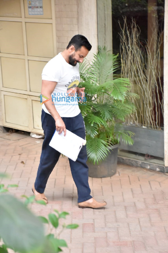 photos saif ali khan snapped near his residence in bandra 1 2