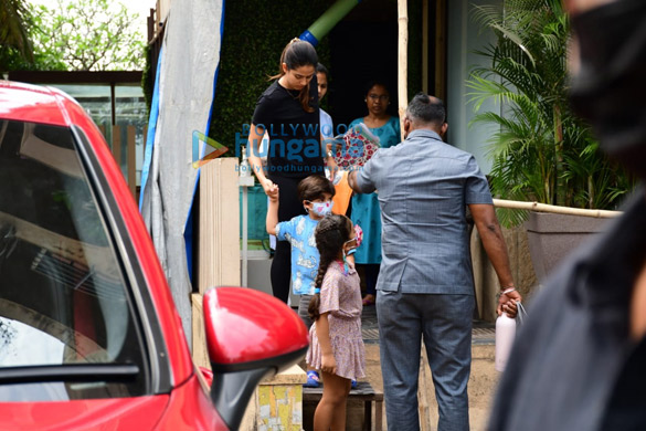 photos shahid kapoor and mira rajput snapped with their kids in juhu 4