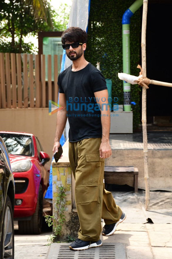 photos shahid kapoor and mira rajput snapped with their kids in juhu 5