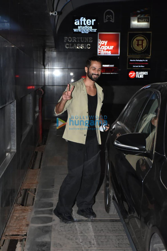 photos shahid kapoor is all smiles as he gets snapped at siddharth roy kapurs office in khar 1