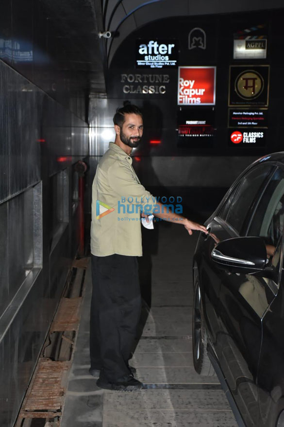 photos shahid kapoor is all smiles as he gets snapped at siddharth roy kapurs office in khar 2