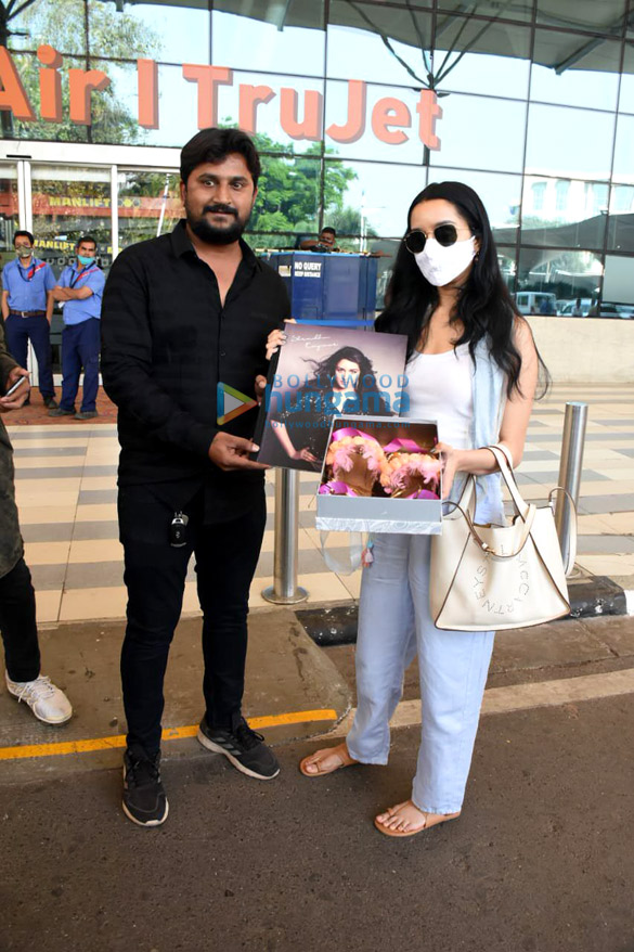 photos shraddha kapoor shakti kapoor diana penty keep it casual and comfy at the mumbai airport 3