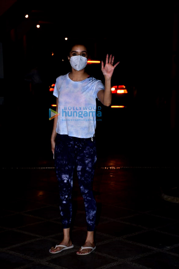 photos shraddha kapoor snapped in juhu dressed in casuals 5