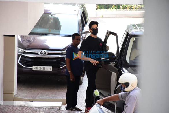 photos sidharth malhotra spotted at bandra 4