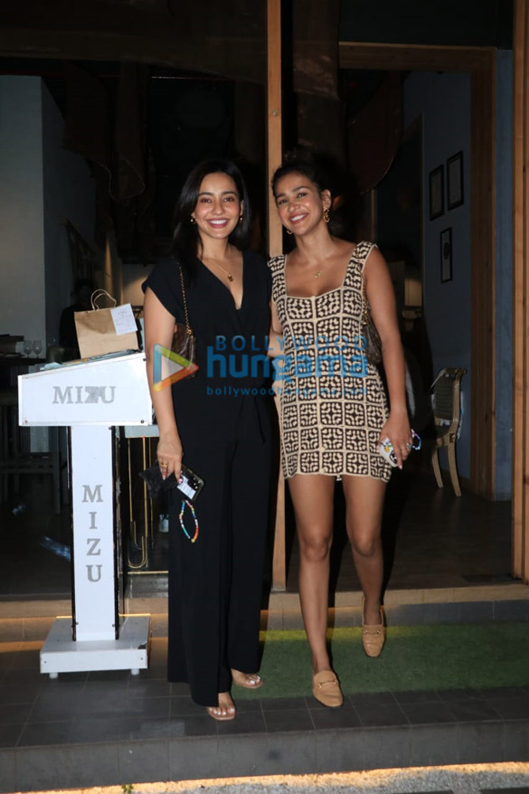 photos sisters neha sharma and aisha sharma snapped at mizu in bandra 4