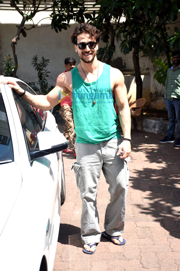 photos tiger shroff snapped on the sets of dance deewane 1