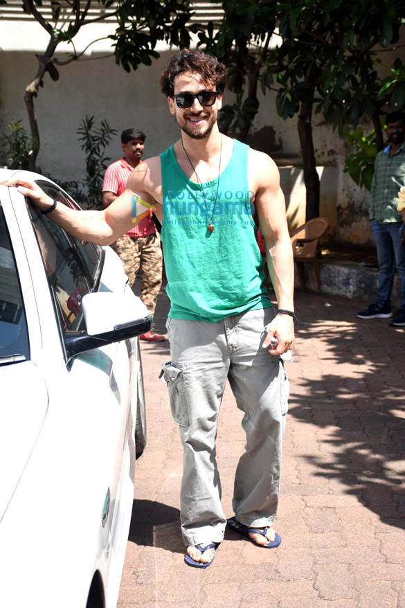 photos tiger shroff snapped on the sets of dance deewane 3