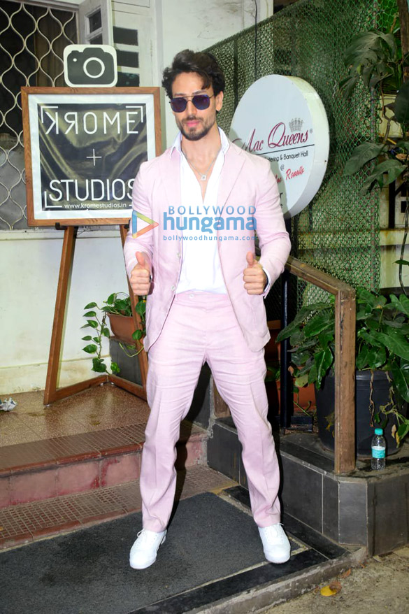 photos tiger shroff spotted at krome studio in bandra 4