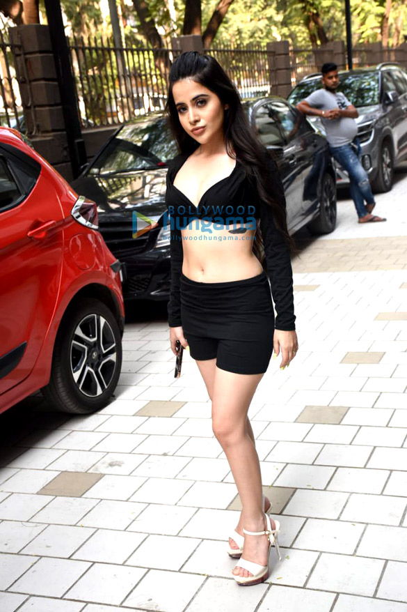 Photos: Urfi Javed is a sexy siren in crop top and shorts as she gets snapped in Andheri Photos: Urfi Javed is a sexy siren in crop top and shorts as she gets snapped in Andheri