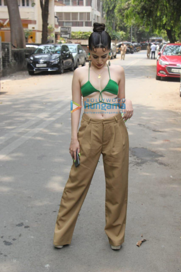 photos urfi javed spotted in santacruz 5