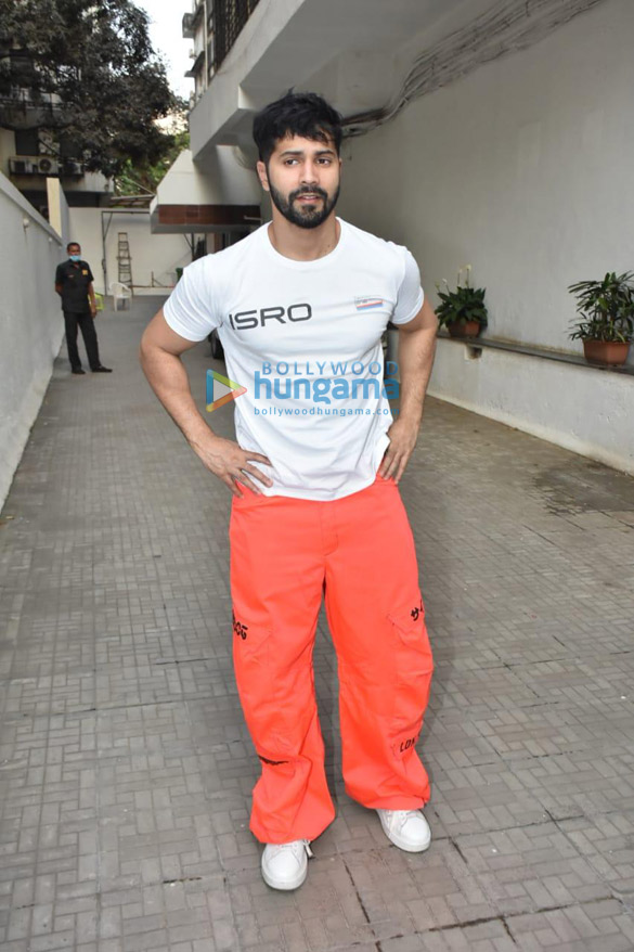 Photos: Varun Dhawan, Ananya Panday, Ibrahim Ali Khan and Rana Dagubatti snapped at Karan Johar’s office in Khar Photos: Varun Dhawan, Ananya Panday, Ibrahim Ali Khan and Rana Dagubatti snapped at Karan Johar’s office in Khar