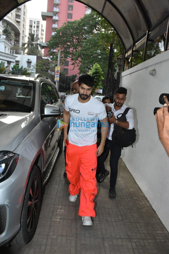 photos varun dhawan and karan johar snapped at the latters office in khar 5