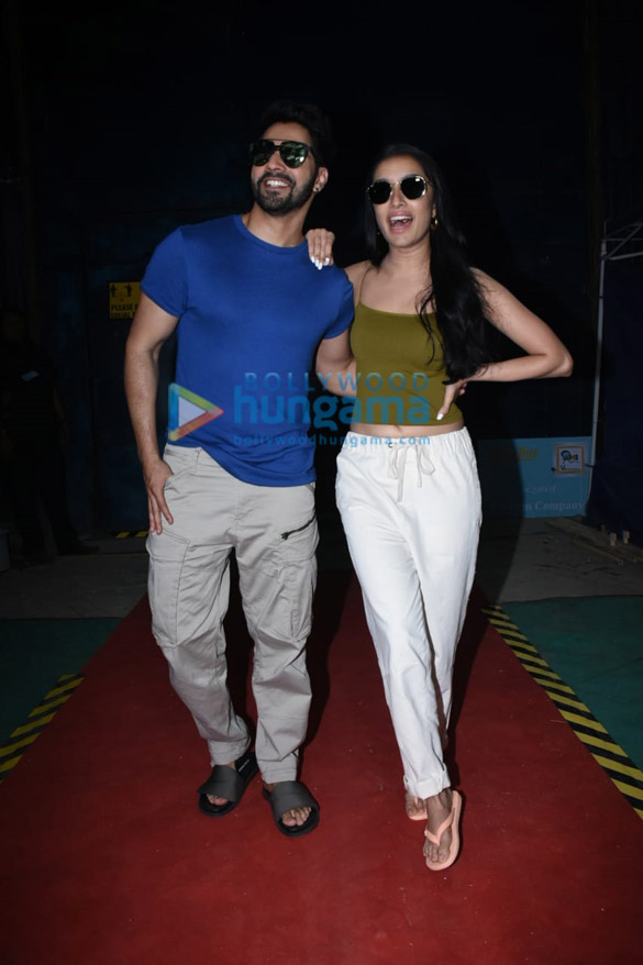 photos varun dhawan and shraddha kapoor snapped together in andheri 2
