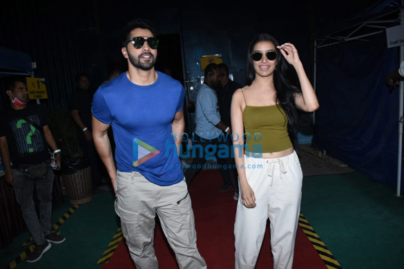 photos varun dhawan and shraddha kapoor snapped together in andheri 3