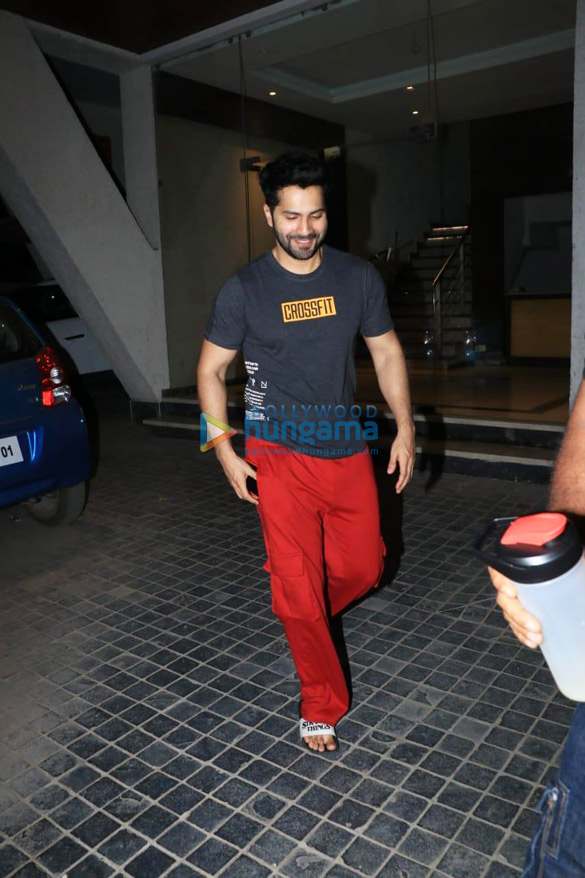 photos varun dhawan gets snapped in casuals in bandra 3