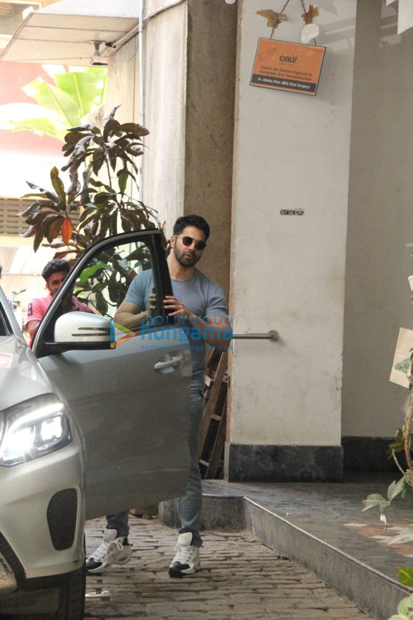 photos varun dhawan keeps it casual as he gets snapped in bandra 3