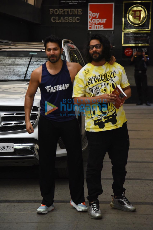 photos varun dhawan poses for the paparazzi as he hits a gym in khar 1