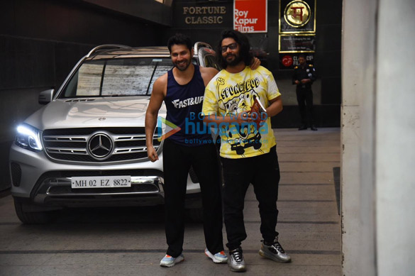 photos varun dhawan poses for the paparazzi as he hits a gym in khar 3