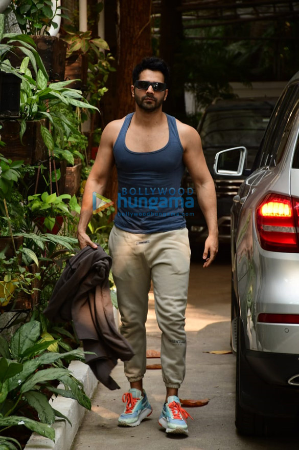 photos varun dhawan snapped in casual wear outside a dubbing studio in juhu 1