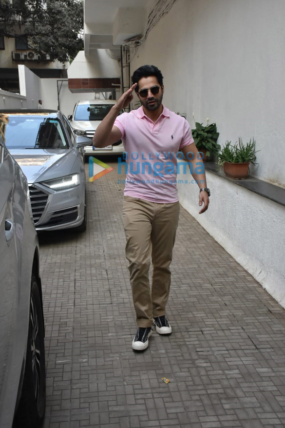 Photos: Varun Dhawan spotted outside Dharma Productions’ office in a pink T-shirt and khakhee pants Photos: Varun Dhawan spotted outside Dharma Productions’ office in a pink T-shirt and khakhee pants