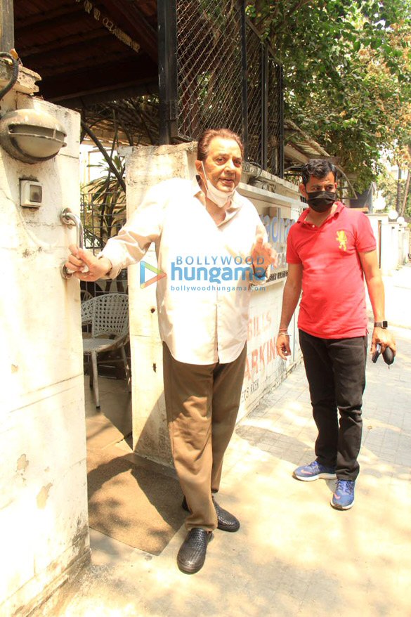 photos veteran actor dharmendra snapped outside a clinic in bandra 1