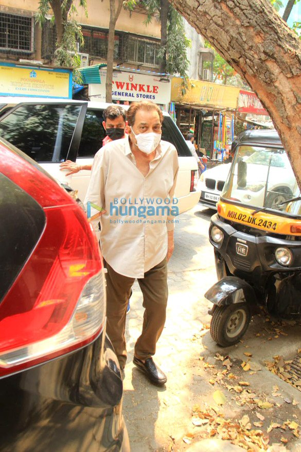 photos veteran actor dharmendra snapped outside a clinic in bandra 4