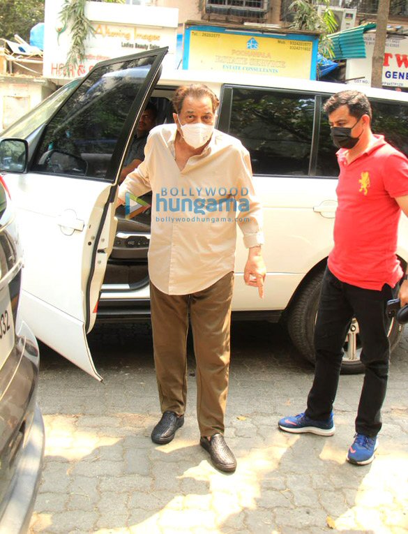 photos veteran actor dharmendra snapped outside a clinic in bandra 5