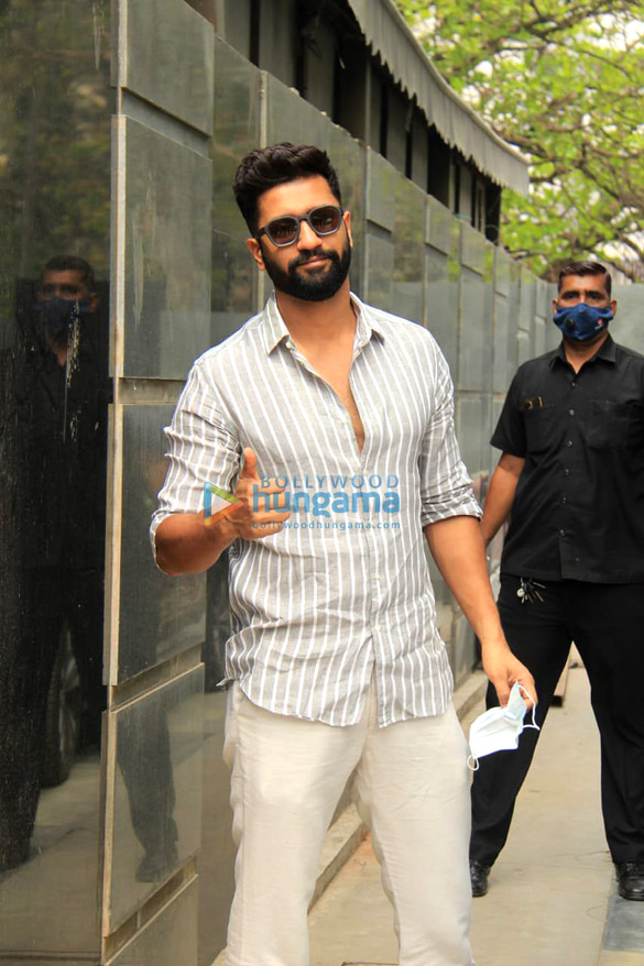 photos vicky kaushal looks dapper in white as he gets spotted at pooja entertainments office in juhu 2