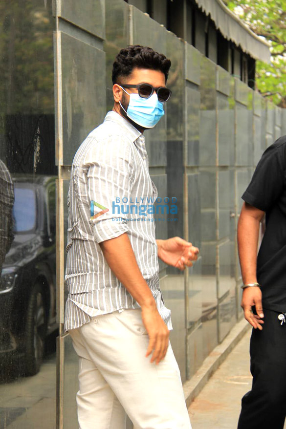 photos vicky kaushal looks dapper in white as he gets spotted at pooja entertainments office in juhu 4