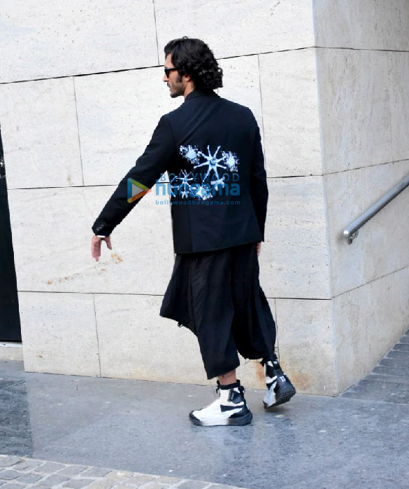 photos vidyut jammwal snapped sporting a rather quirky look at bkc 5