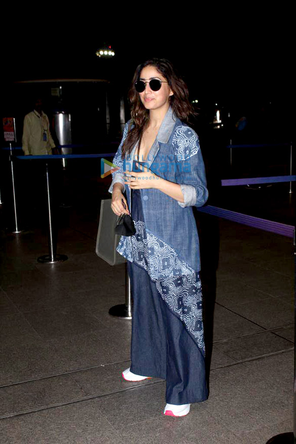 photos yami gautam dhar and nimrat kaur snapped at the airport 5