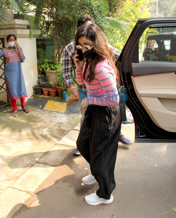photos yami gautam dhar snapped outside a salon in bandra 3
