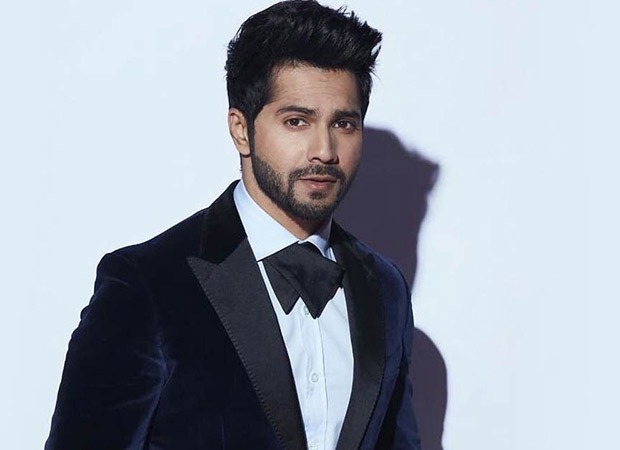 Varun Dhawan says 'free sona mat do yaar' to an overwhelmed fan who offered him free gold jewellery Varun Dhawan says 'free sona mat do yaar' to an overwhelmed fan who offered him free gold jewellery