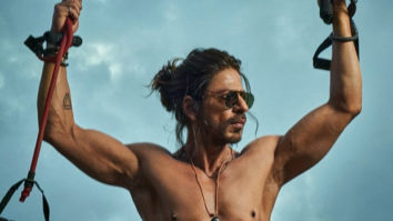 “Pathaan ko kaise rokoge”- says Shah Rukh Khan as he flaunts his abs in a picture from the sets of Pathaan