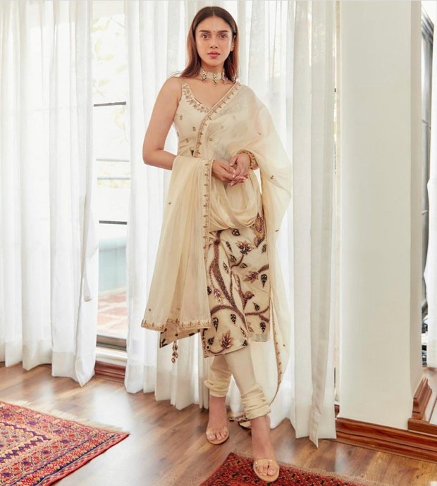 Aditi Rao Hydari looks regal and exudes summer vibes in ivory kurta and churidar