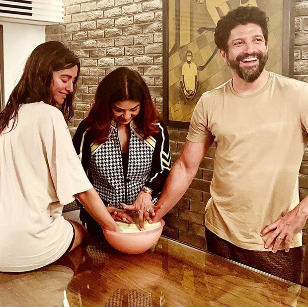 Farhan Akhtar and Shibani Dandekar get their hands cast in wax, see photos Farhan Akhtar and Shibani Dandekar get their hands cast in wax, see photos